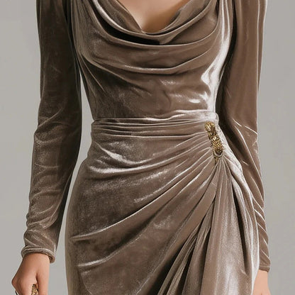 Pitkähihainen mekko kauluksella, rypytyksellä ja halkiolla