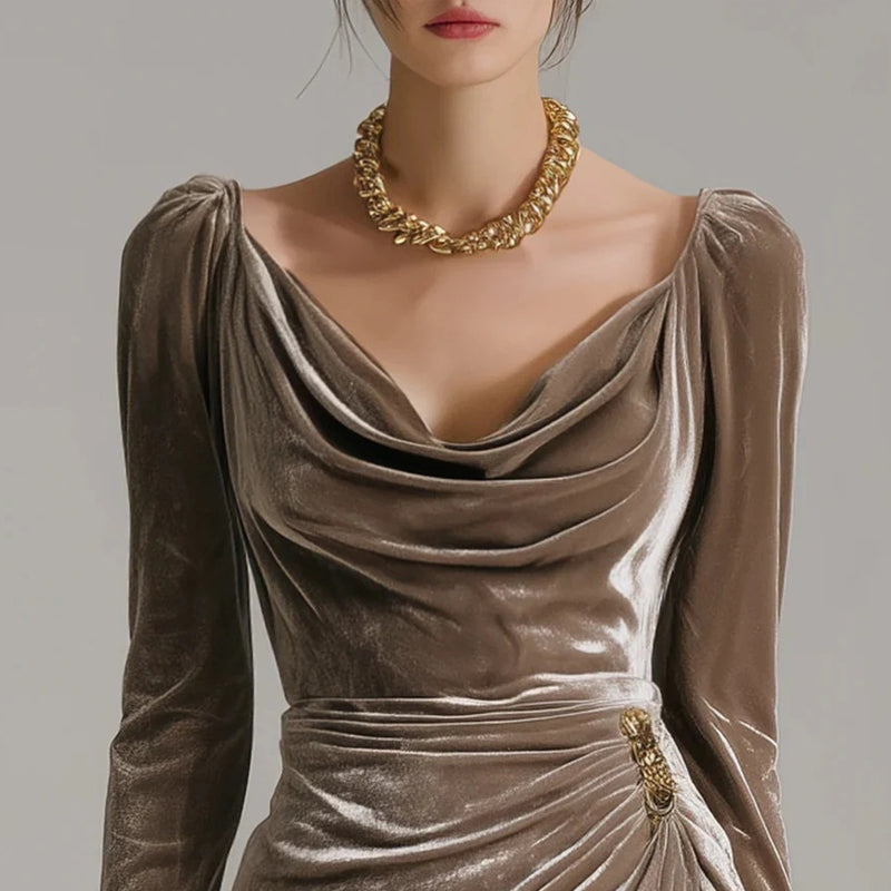 Pitkähihainen mekko kauluksella, rypytyksellä ja halkiolla