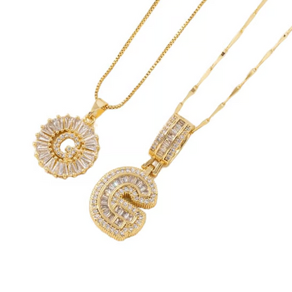 Kultainen Alphabet-riipus kaulakoru