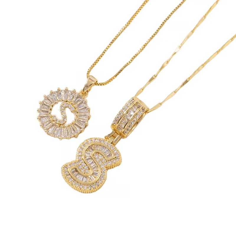 Kultainen Alphabet-riipus kaulakoru