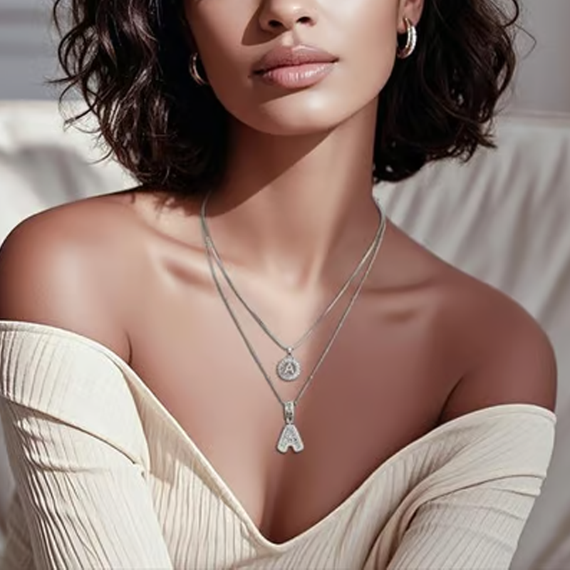 Kultainen Alphabet-riipus kaulakoru