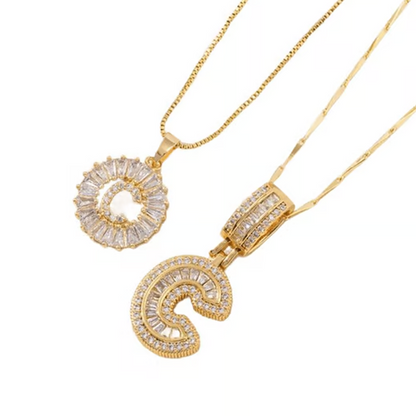 Kultainen Alphabet-riipus kaulakoru