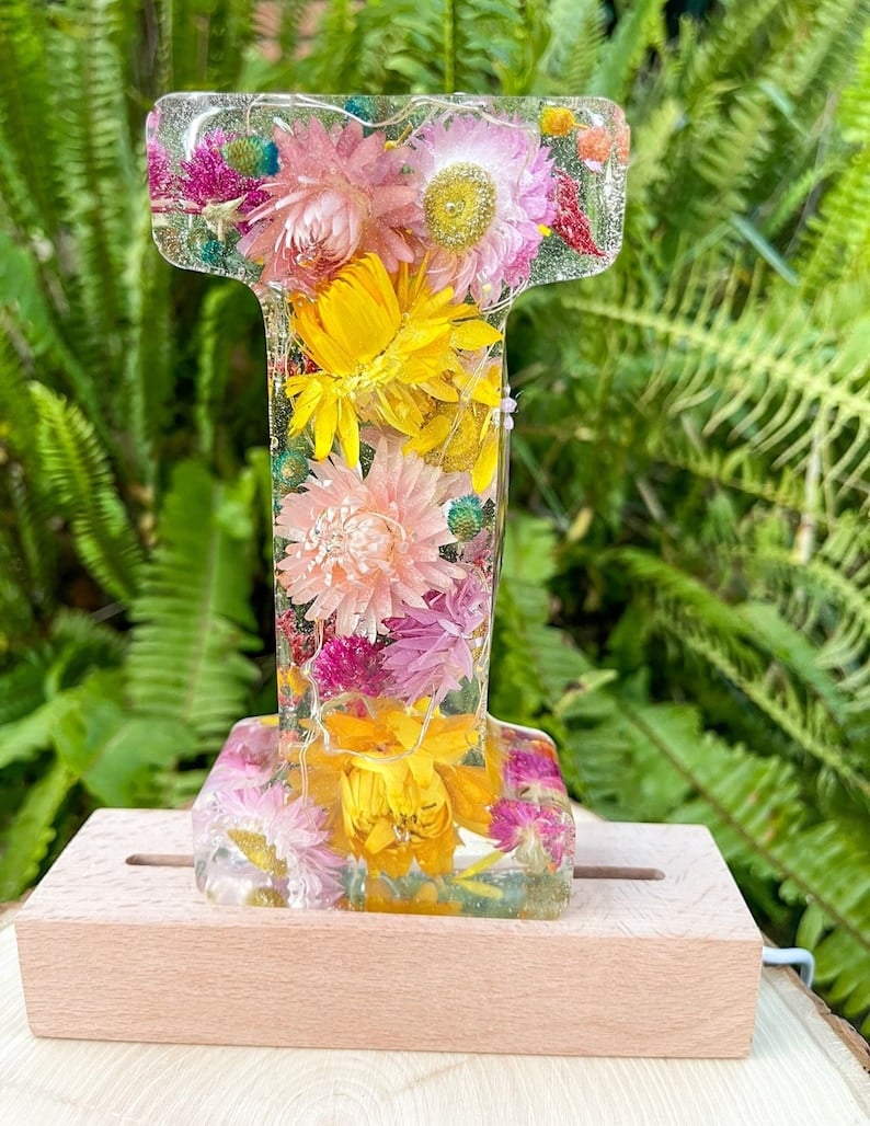 Käsintehdyt kukkahartsikirjaimet LED