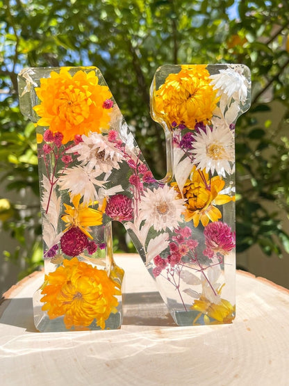 Käsintehdyt kukkahartsikirjaimet LED