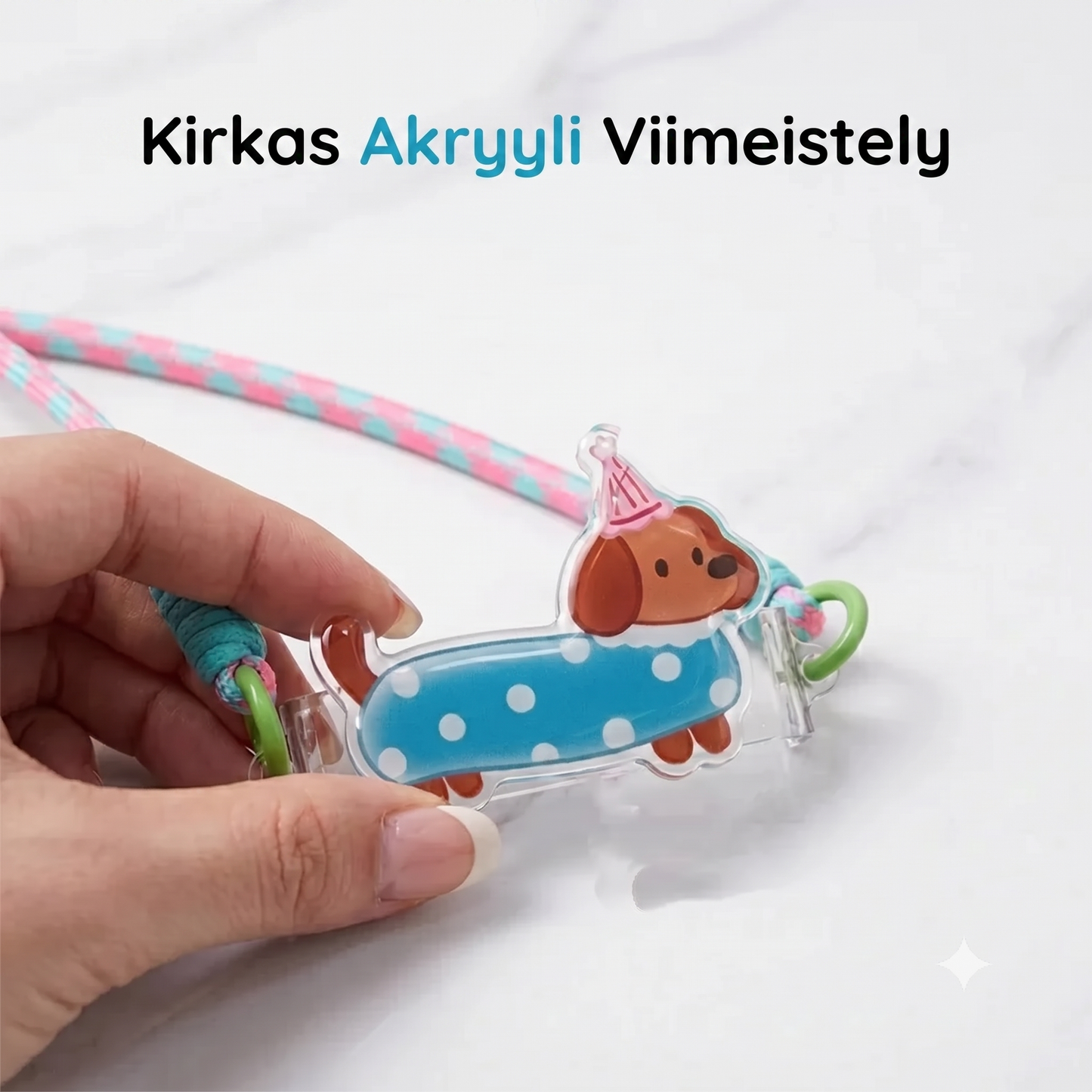 Puhelinpidike sarjakuvahahmolla ja rannelenkillä